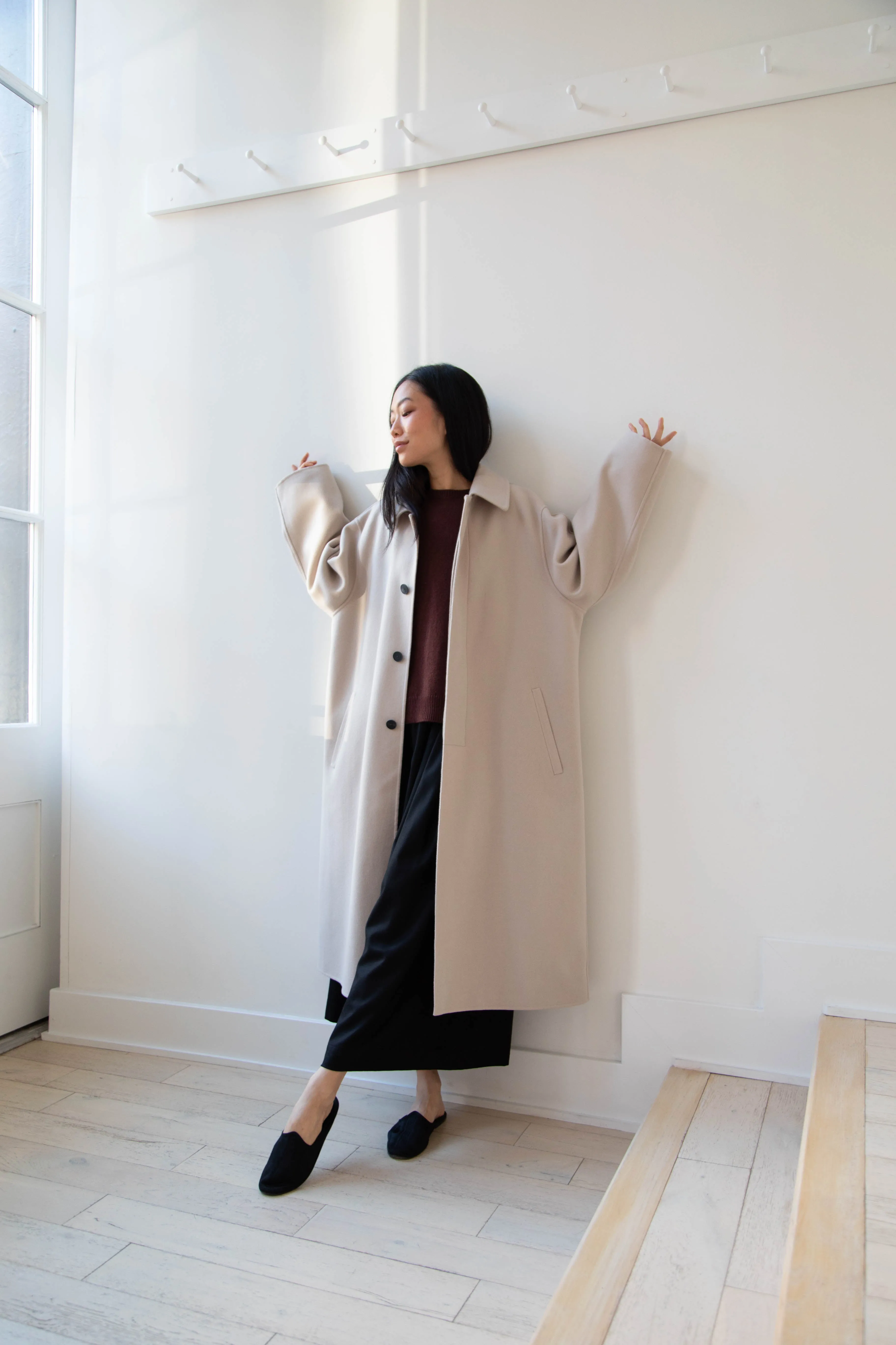 Aton | Balmacaan Coat in Beige Grey